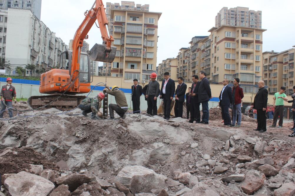 實(shí)業(yè)興邦，產(chǎn)業(yè)報(bào)國(guó)：2017，擼起袖子加油干