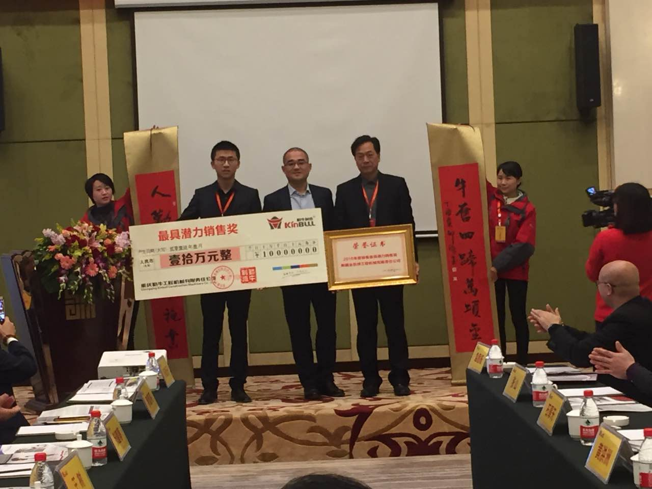 實(shí)業(yè)興邦，產(chǎn)業(yè)報(bào)國(guó)：2017，擼起袖子加油干